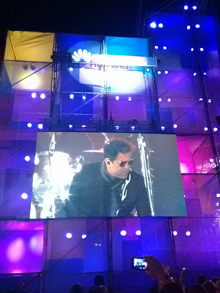 LaGacetaTucuman's tweet photo. Luego de años alejado de los escenarios, Andrés Calamaro volvió en el #PersonalFest y arrancó con "Alta suciedad". https://t.co/6aiQuZadem