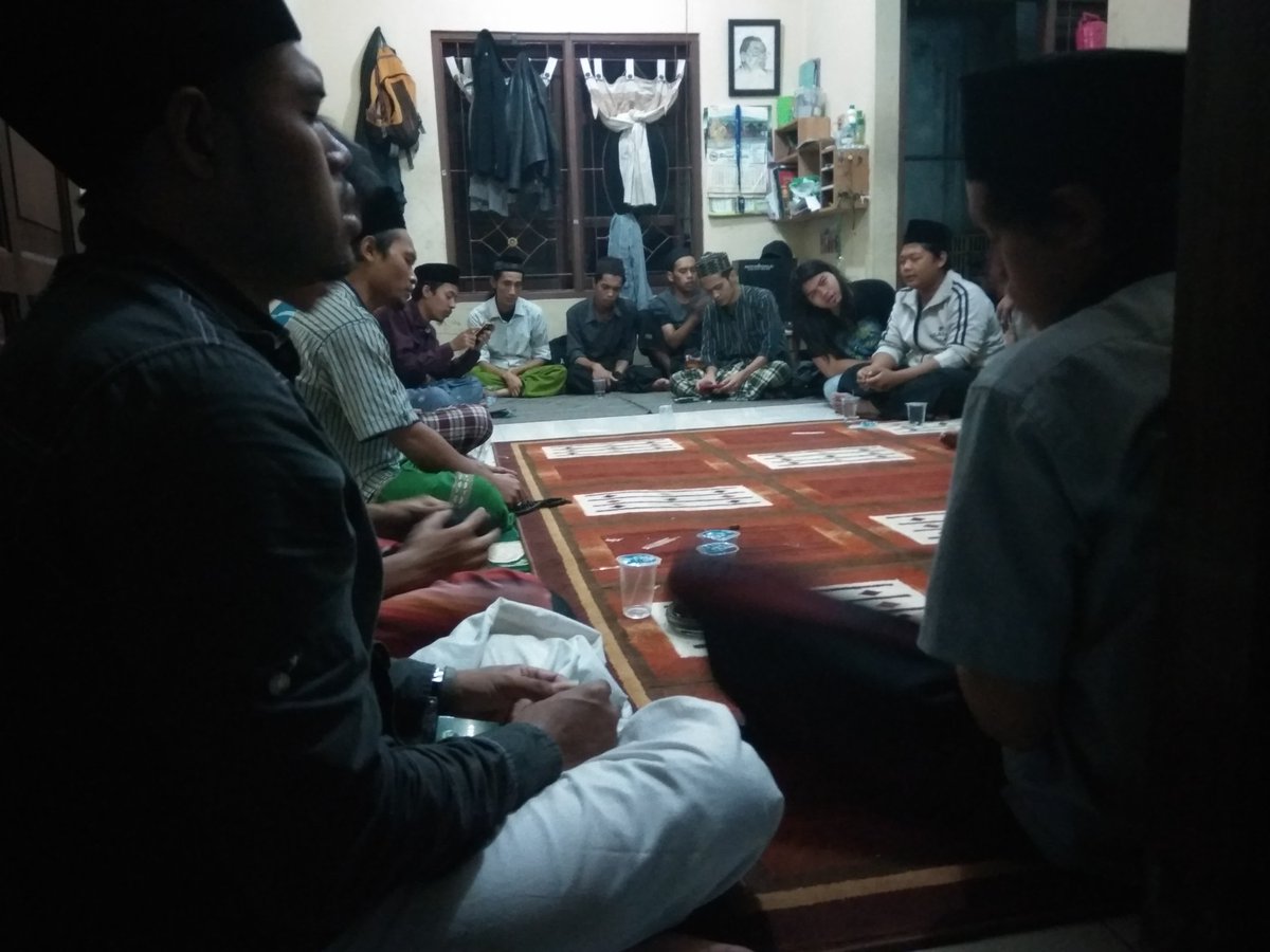 PSyahadat's tweet photo. Perayaan hari santri  PMII rayon pondok syahadat dgn pembacaan sholawat nariyah di dalem Gus muwaffiq https://t.co/B2TrmMwLUq