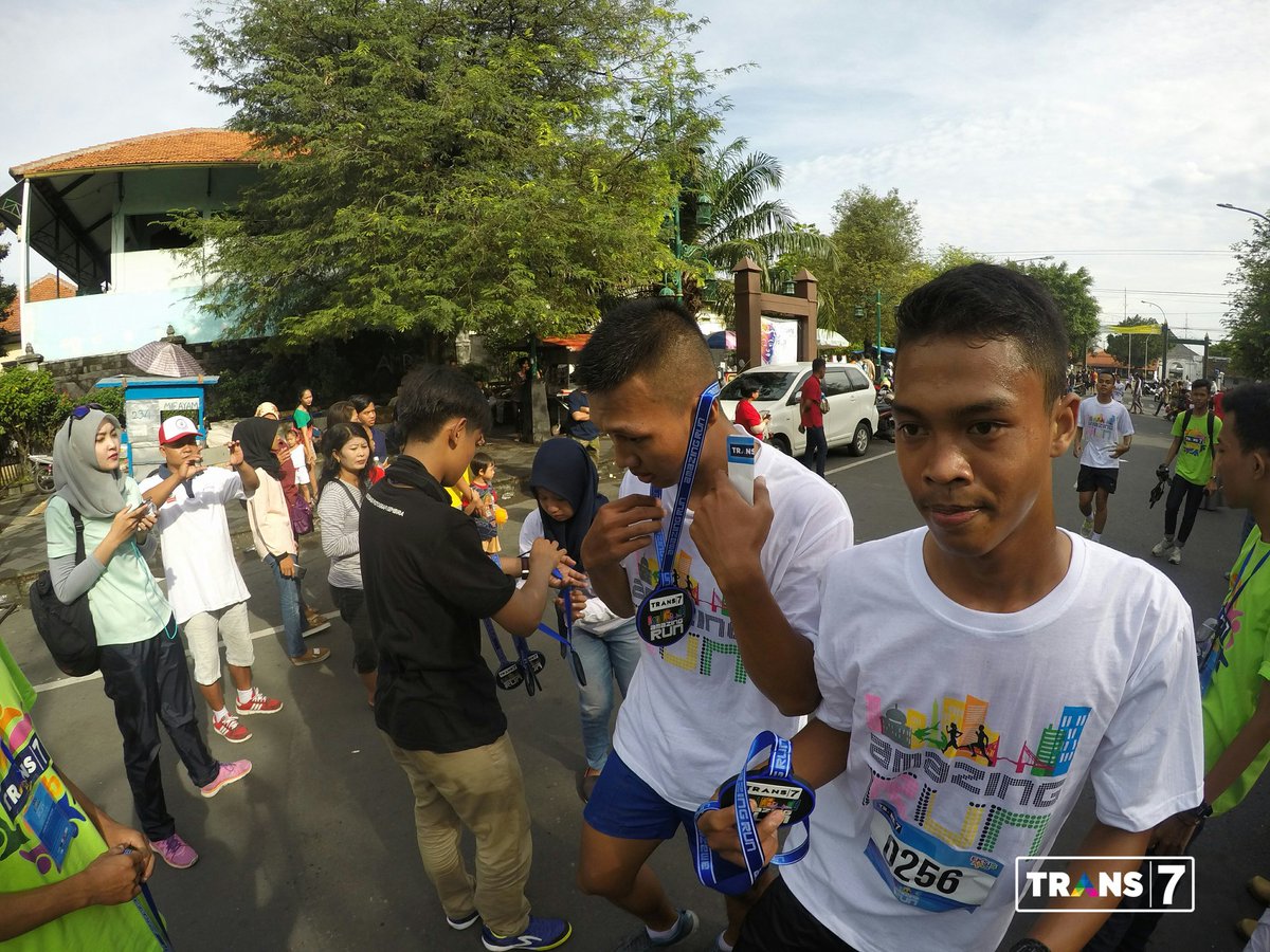 TRANS7's tweet photo. Luar biasa! Dalam waktu cukup singkat sudah ada peserta lari yg mencapai garis finish. #AmazingRunSolo https://t.co/bYo4tWOuJD