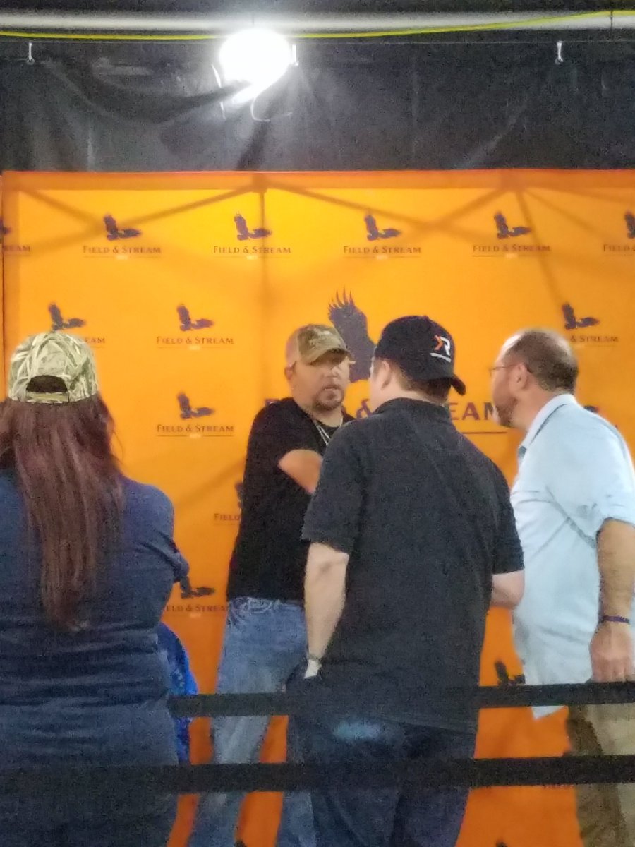 missyg1190's tweet photo. I'm so upset I wasn't here soon enough to take a pic with #JasonAldean 😭😭 #randomvisit #katytx https://t.co/FYiv9QNIfc