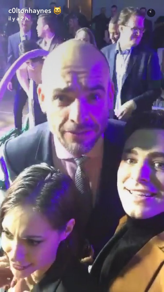 ColtonSourceFR's tweet photo. #PHOTOS Colton et le cast à la soirée célébrant les 100 épisodes de Arrow hier soir. #2 https://t.co/gRq44fUi3t