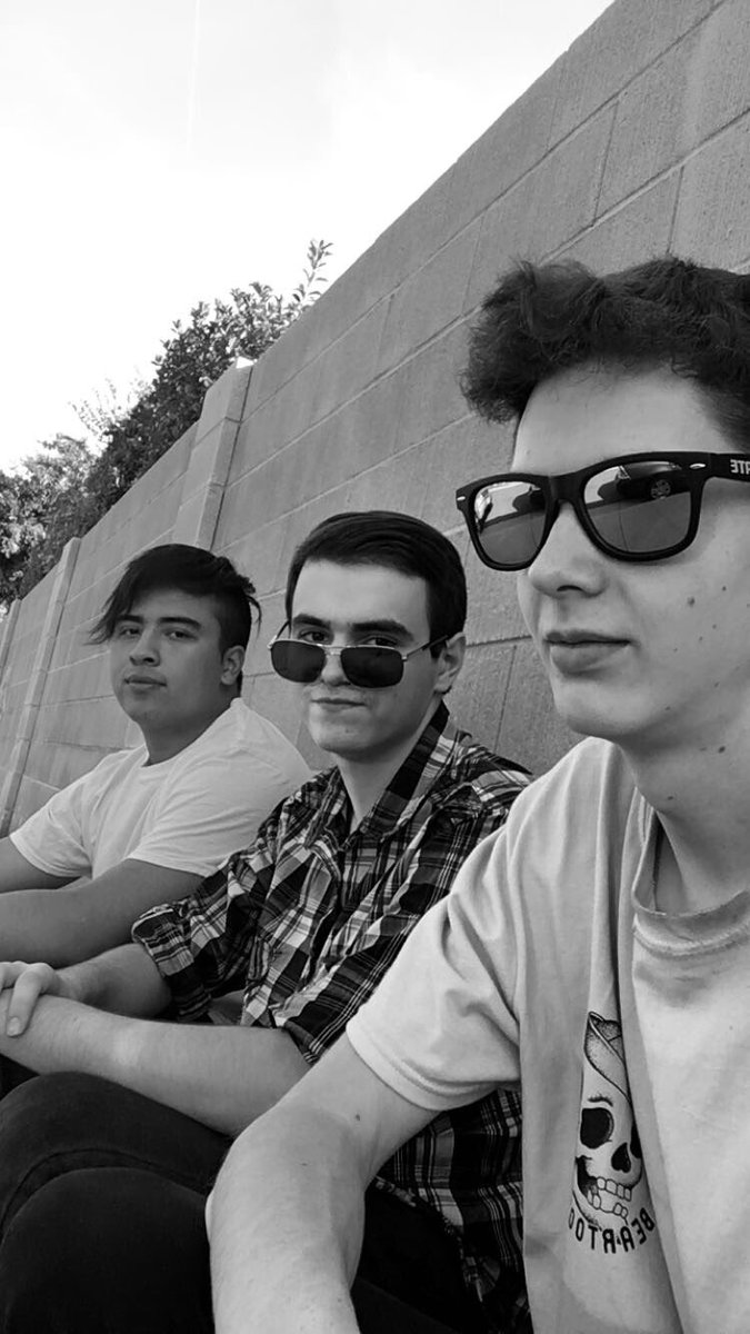 romancndlefight's tweet photo. Full Spectrum: Sun Glasses, Half Sun Glasses, No Sun glasses https://t.co/znpHRplS3I