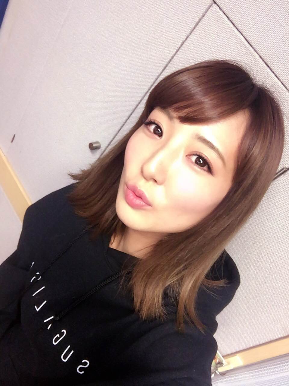 Dig Dug Friday アリアナ グランデに学ぶ自撮りのコツ 上目遣いのカメラ目線 顔を少し傾けて 頬骨に光が当たるようにする 少し口をとがらせるキスのポーズ を ゆかりんがやってみました Digdugsunday Bayfm T Co Jxtak1iqmv Twitter