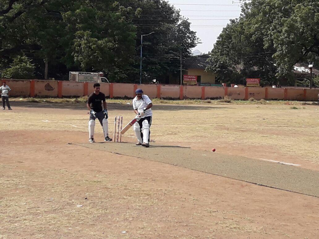 CollectrBarwani's tweet photo. .@distBarwani #sunday #cricket with #shramdaan team. @PatrikaNews spprtd #Nekicorner visit.2b Replctd in #blockPati https://t.co/LnRxy8zezx