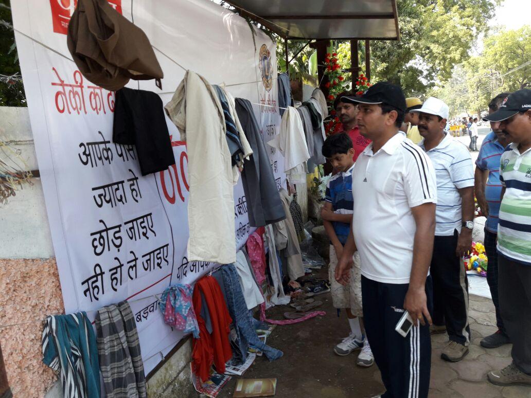 CollectrBarwani's tweet photo. .@distBarwani #sunday #cricket with #shramdaan team. @PatrikaNews spprtd #Nekicorner visit.2b Replctd in #blockPati https://t.co/LnRxy8zezx