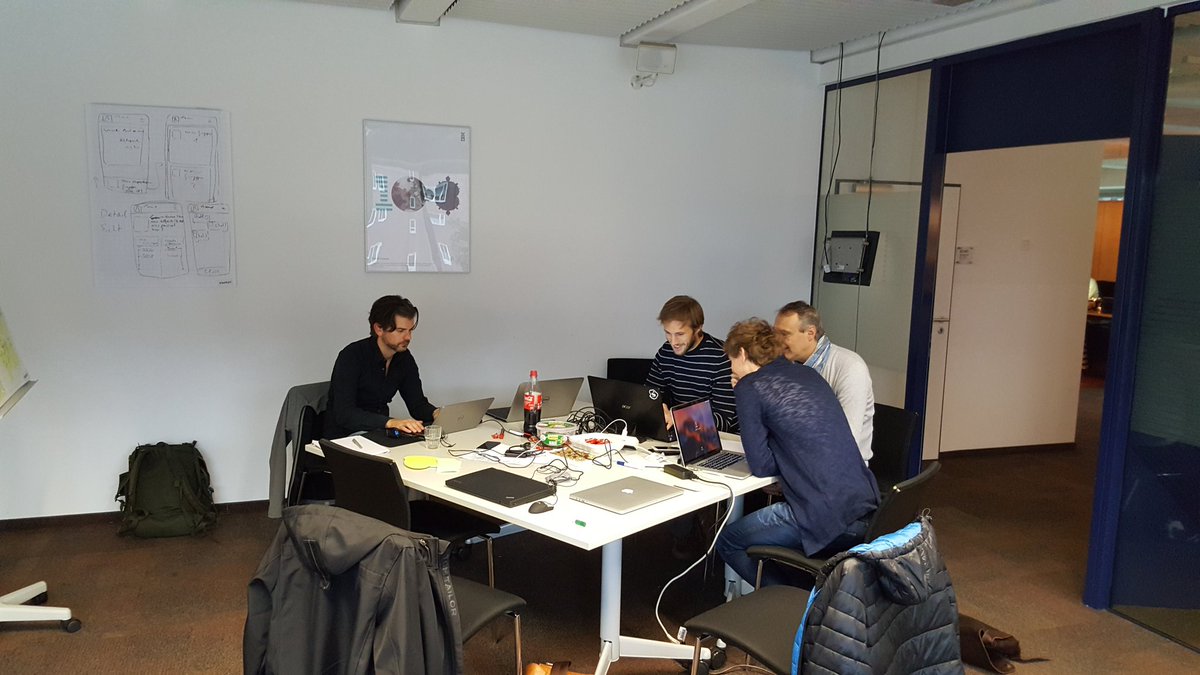 FelixCarros's tweet photo. Startschuss für Tag 3 des #Hackathon. Die letzten Details werden bis Mittags justiert. #InsHackHH #ibm4ins https://t.co/cqvf3x6Iit