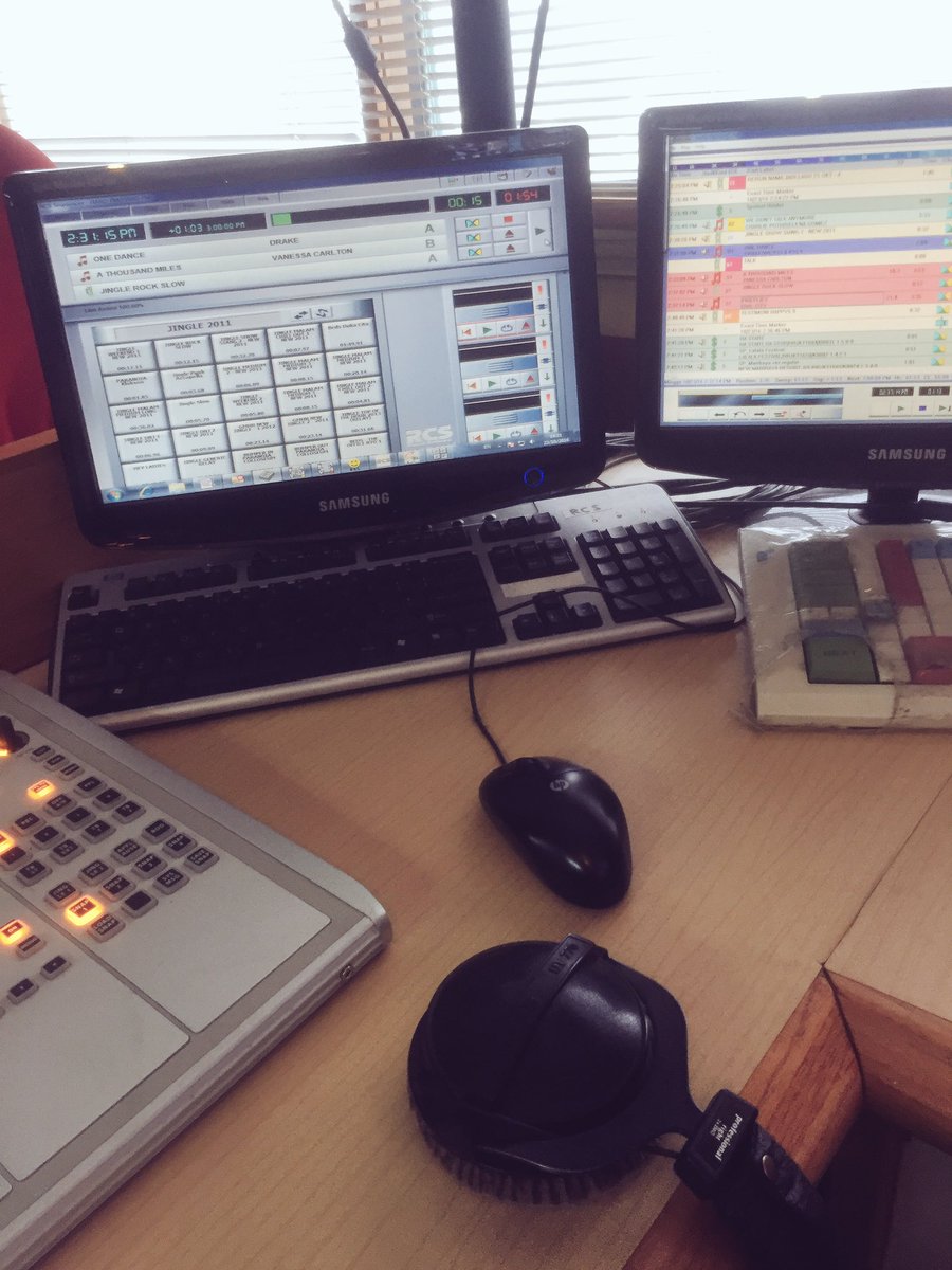 yesmagi's tweet photo. Gloomy Sunday really fits #RETROMANTIC 2-4PM! Jkt & Bdg sit tight and enjoy :) @hardrockfm https://t.co/Lt4taesS6j