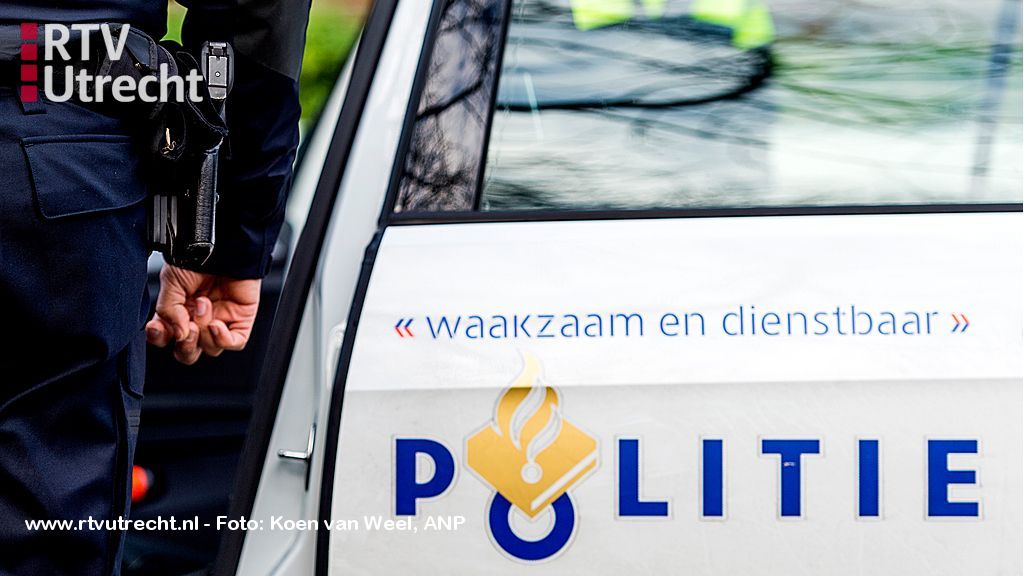 rtvutrecht's tweet photo. Busje rijdt door na ongeluk in Driebergen https://t.co/cvi0zdXUUu #driebergen #rijsenburg #dezuwe https://t.co/KchoTVExG6