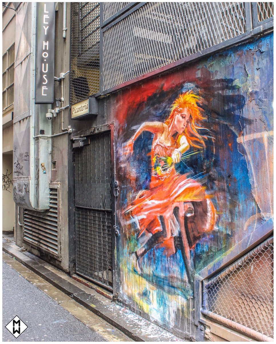 melbournedayz's tweet photo. @cyndilauper showing her true colours in her #kinky boots in a #melbourne #laneway https://t.co/zeuFbBlGTJ