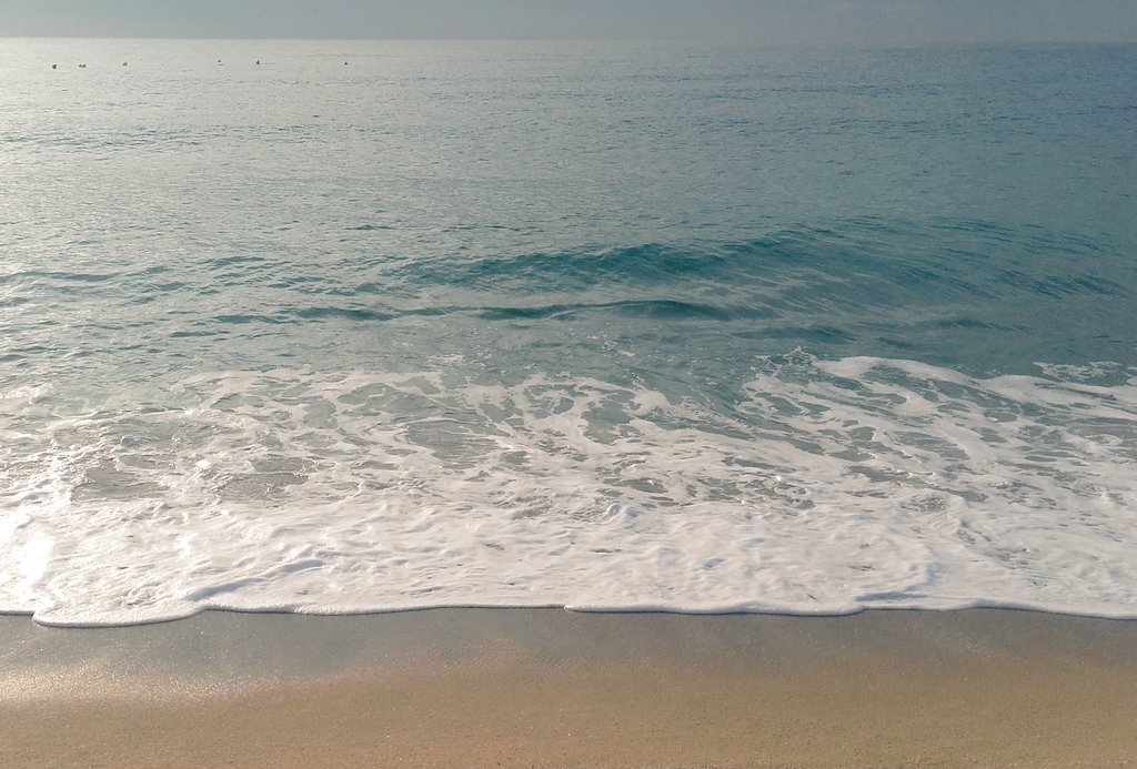 UrgenteA's tweet photo. Amb el sol. @UrgenteA @EscenaPoblenou  @AdaVilaroCasals #mar #refugees https://t.co/0kmMjFdxYj