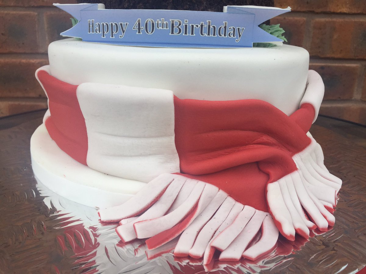 Dinkydoodlecake's tweet photo. @NFFC - a big Notts Forest fan wanted a big cake for his 40th! .... #noveltycake #cakeFrame # #shouldhavesavedyouaslice https://t.co/fw2avpzE6F