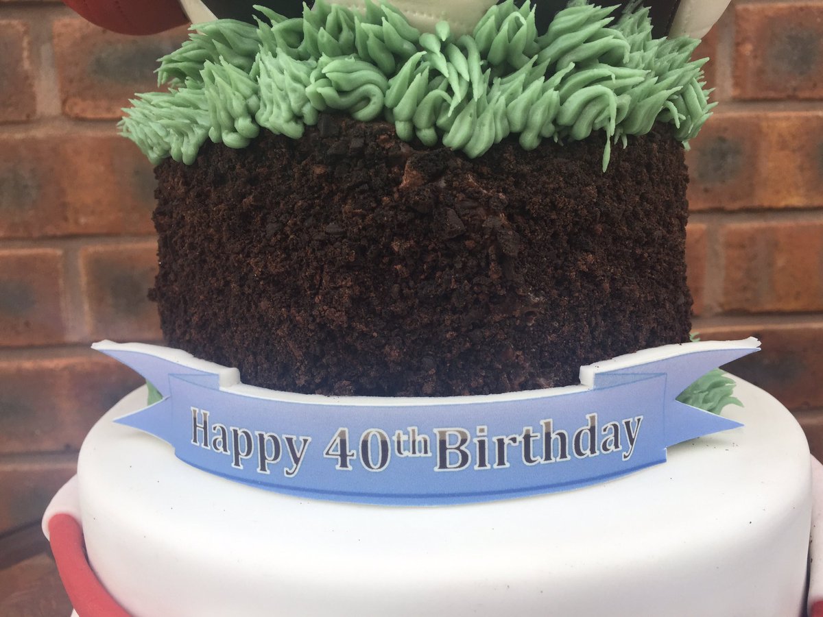 Dinkydoodlecake's tweet photo. @NFFC - a big Notts Forest fan wanted a big cake for his 40th! .... #noveltycake #cakeFrame # #shouldhavesavedyouaslice https://t.co/fw2avpzE6F