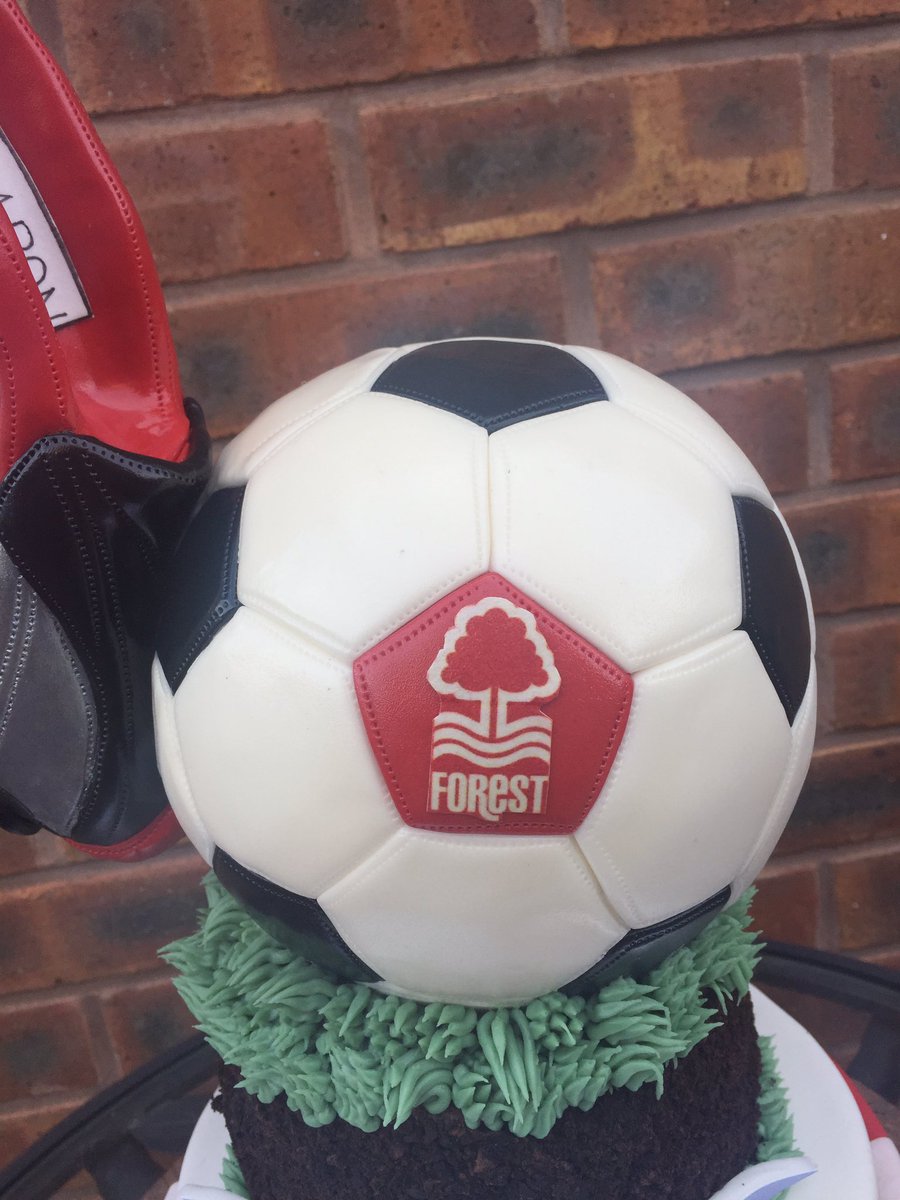 Dinkydoodlecake's tweet photo. @NFFC - a big Notts Forest fan wanted a big cake for his 40th! .... #noveltycake #cakeFrame # #shouldhavesavedyouaslice https://t.co/fw2avpzE6F