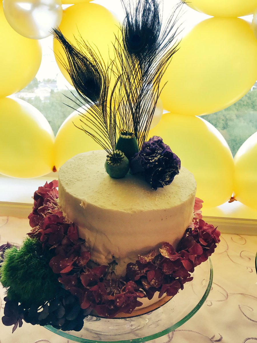 Semi_Handmade's tweet photo. #Bridal #Shower cake from @HarrisTeeter jazzed up+filled in with hydrangeas,poppies, lisianthus+peacock feathers #Semi_Handmade #BridalBash https://t.co/Ia2Js0LLNY