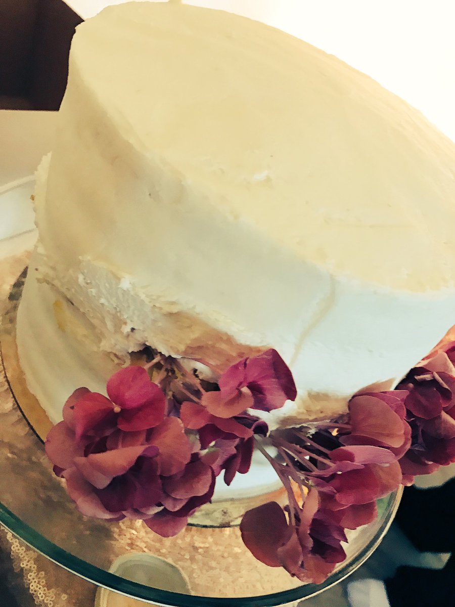 Semi_Handmade's tweet photo. #Bridal #Shower cake from @HarrisTeeter jazzed up+filled in with hydrangeas,poppies, lisianthus+peacock feathers #Semi_Handmade #BridalBash https://t.co/Ia2Js0LLNY