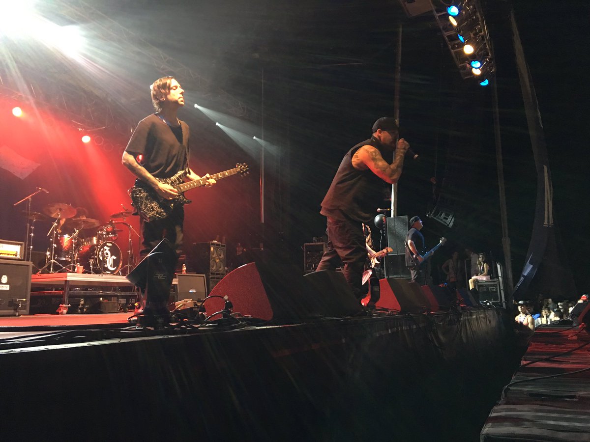 altaz933's tweet photo. .@GoodCharlotte killing it here at #ALTAZZombieProm. https://t.co/znww3xMhj0