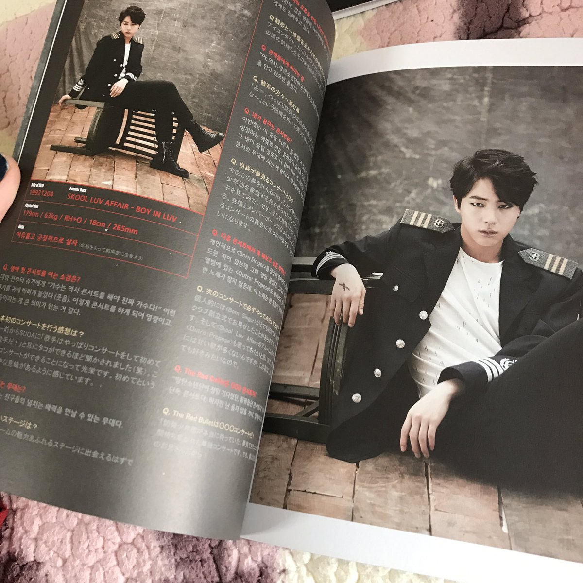 bts_hyorina's tweet photo. 【拡散希望】
防弾少年団 방탄소년단 グッズ  

THE RED BULLET program book
中身はこのような感じで全員分載ってる形になってます

2kでお譲りいたします
お気軽にメンションして下さい(^ ^)

#防弾少年団 #방탄소년단 #BTS #グッズ譲 https://t.co/U5a6cOZBQP