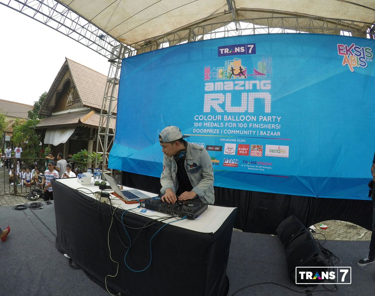 TRANS7's tweet photo. .@dmustakira menggoyang panggung #AmazingRunSolo! #EksisAbisSolo https://t.co/lRtTDNfDtt