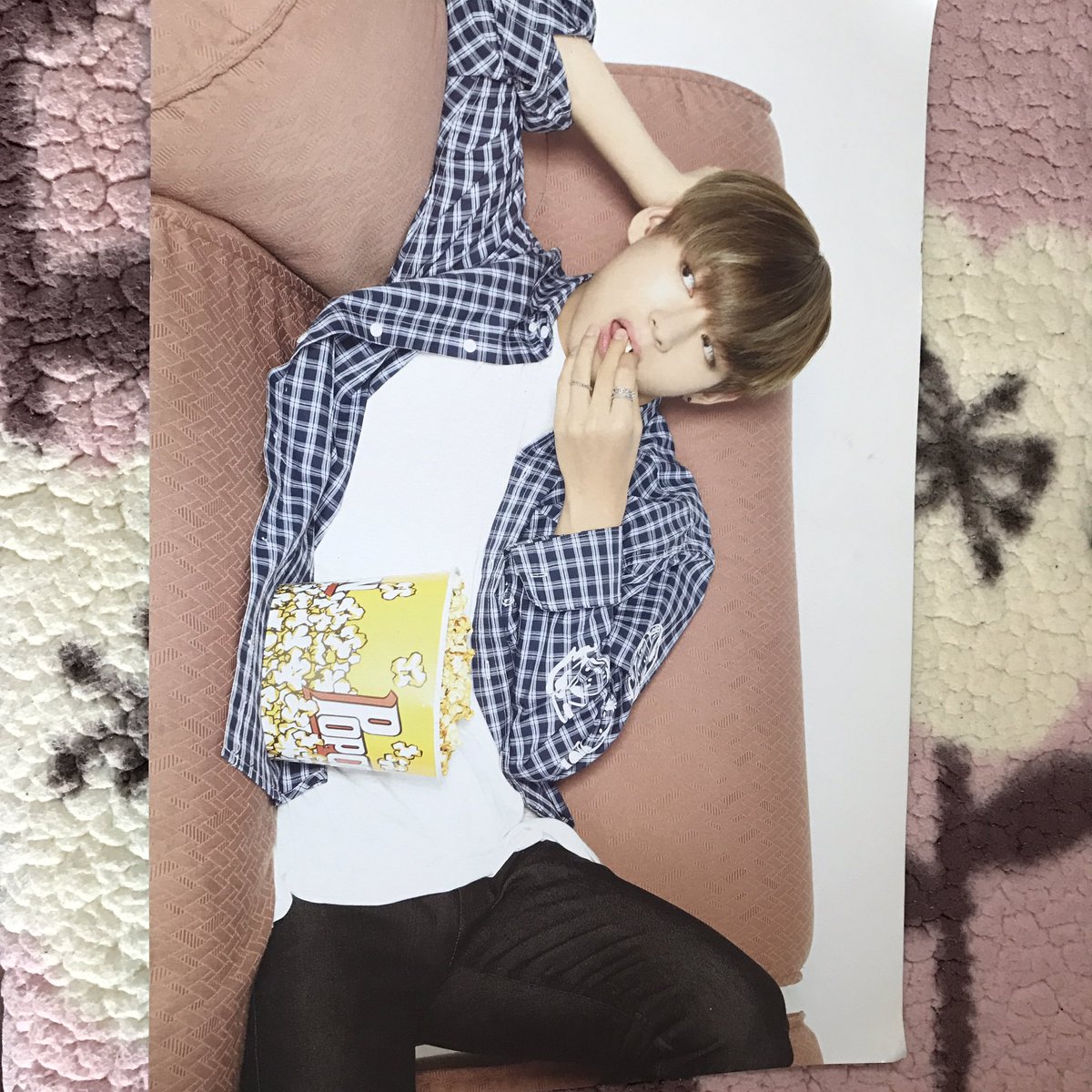bts_hyorina's tweet photo. 【拡散希望】
防弾少年団 방탄소년단 グッズ

UNDERCOVER MISSION ペンミvol.2
ポスター V SUGA テヒョン ユンギ

こちら一枚1k でお譲りいたします
ユンギさんのほうは２枚ございます

#防弾少年団 #방탄소년단 #BTS #グッズ譲 https://t.co/nSDg8Epe9E