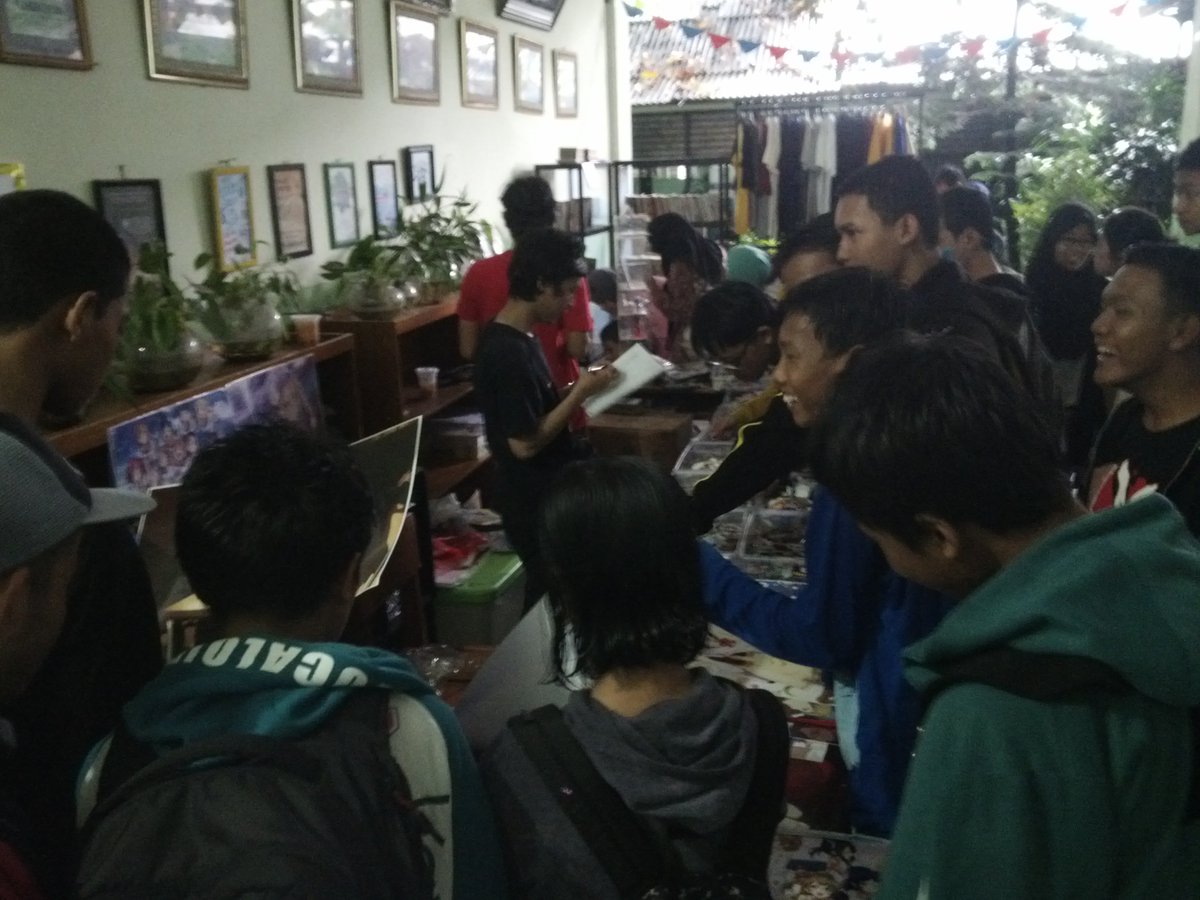 Ayooo borong merchandise nya!!!