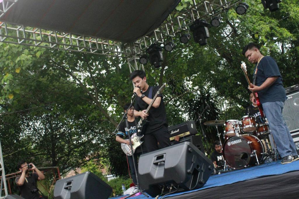 jogjajanan's tweet photo. Penampilang dari The Black Band sebagai pembukaan Jogjajanan hari kedua https://t.co/NynPqngpmo