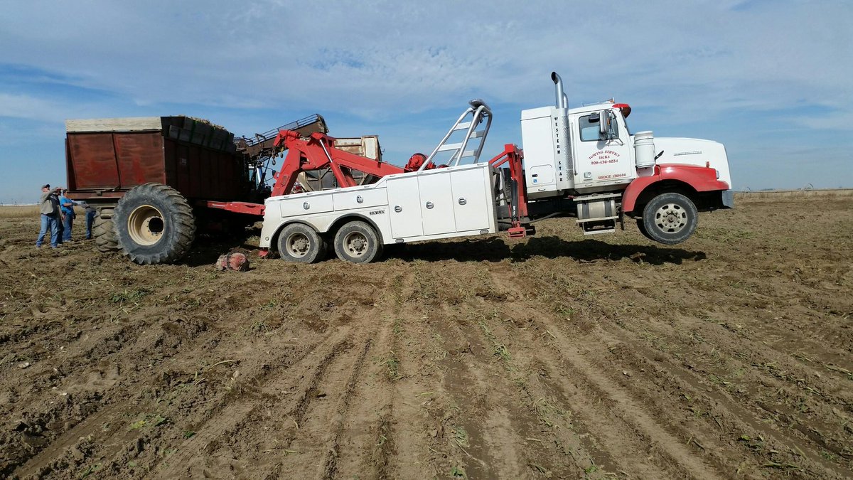 What's wrong with this picture? #harvest16 #HARVESTTIME <a href="/TractorPictures/">TractorPicsDaily</a> <a href="/tractorpal_app/">TractorPal App</a>