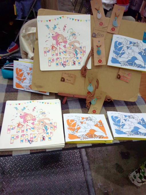 無配はちまちま作りながら差し上げてたらなんだかんだもうなくなりそうだーそしてこのディスプレイくどいしダンボールかよって…ごめんな…みんなごめんな… 