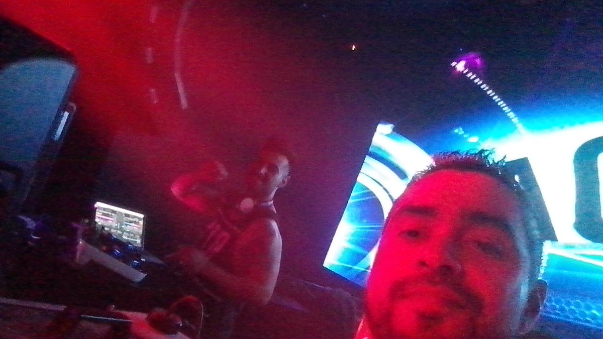LuisMendozaDj's tweet photo. Con Mr Mike Gallegos que ya comenzó la fiesta en #stage433 #venga #circuitnight #punchispunchisdelviejito #djlife https://t.co/UB9rWbuEYQ