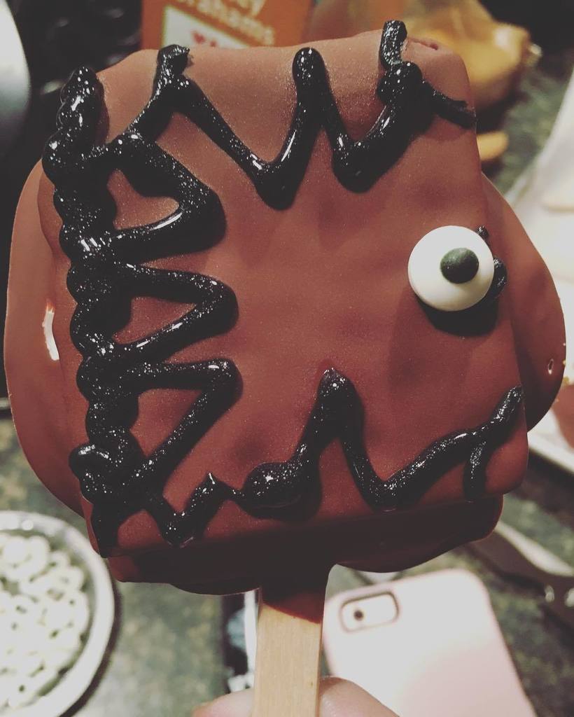 cmfish's tweet photo. Day 29. Making these with friends. Oh, booooook! #100happydays #hocuspocus #smores https://t.co/XsEaDGk0fP https://t.co/v6ucN7eFBk