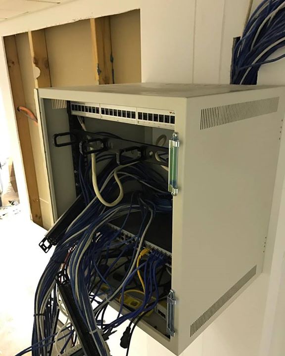 Edcsol's tweet photo. Relocating a Comms rack for one of our clients in Notting Hill #commsrack #edc #edcsol #edcsolutions #edc https://t.co/RoeVN3x2AG