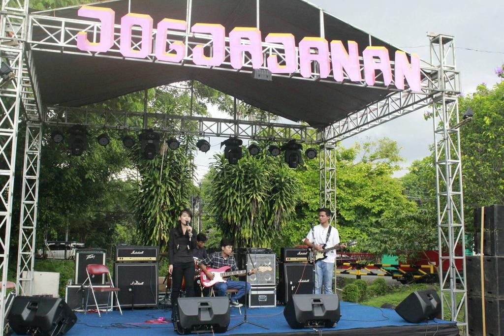 jogjajanan's tweet photo. Lasmarito and The Coconut Trees sedang tampil di atas panggung nih! Alunan musiknya yang syahdu meramaikan Jogjajanan, keren banget! https://t.co/yW5nFQTL5f