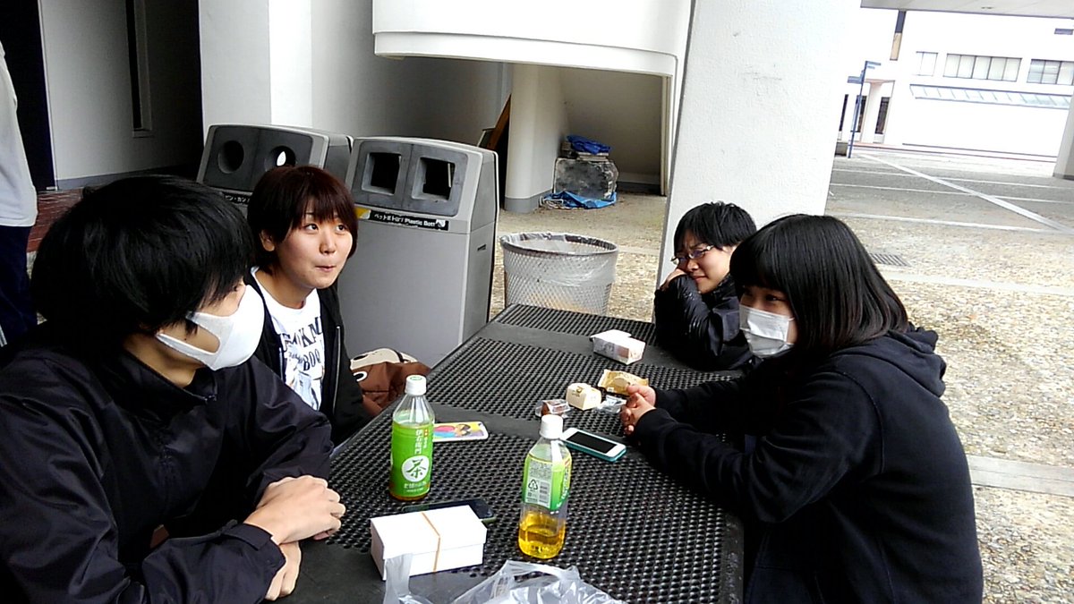 semikoMinMin's tweet photo. スタッフの皆さんとお昼休憩だミーン！！
小屋入り１日目、午前中は滞りなく進行中だミーン！！
セミ子も皆の��の中に小屋入りしたミーン！！

#セミ子
#卒業公演
#舞台芸術学科
#大阪芸術大学 https://t.co/fbot13Fn9l