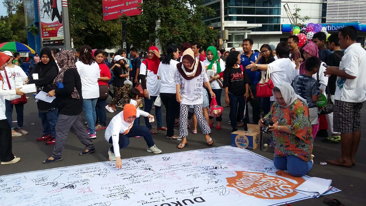 Sinoeng69's tweet photo. Ibu GubJateng Atiqoh @ganjarpranowo di CarFreeDay @simpanglima_smg "SayaPerempuanAntiKorupsi" (SPAK) @KotaSMG @KPK_RI @bpkri @BPKPgoid https://t.co/EaTXMVcm4h
