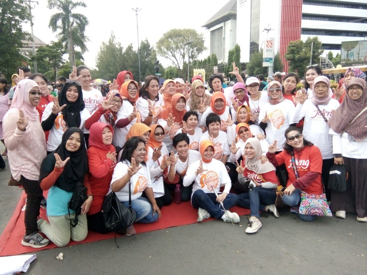 Sinoeng69's tweet photo. Ibu GubJateng Atiqoh @ganjarpranowo di CarFreeDay @simpanglima_smg "SayaPerempuanAntiKorupsi" (SPAK) @KotaSMG @KPK_RI @bpkri @BPKPgoid https://t.co/EaTXMVcm4h