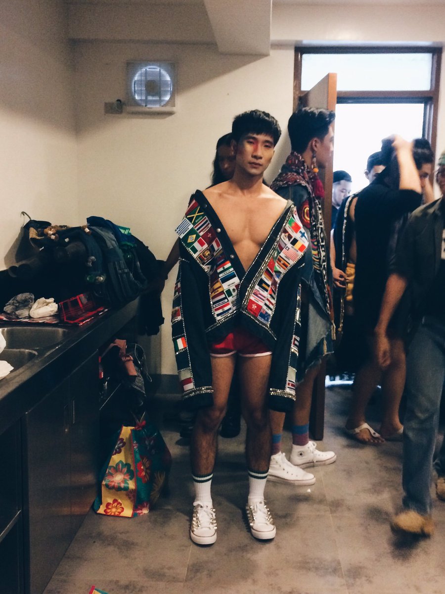 _SimonOng's tweet photo. Backstage for JunJun Ablaza! #Ablazablaze2016 #TheAsianAesthetic #fashionshow #TeamKorea https://t.co/b6h984tKsW