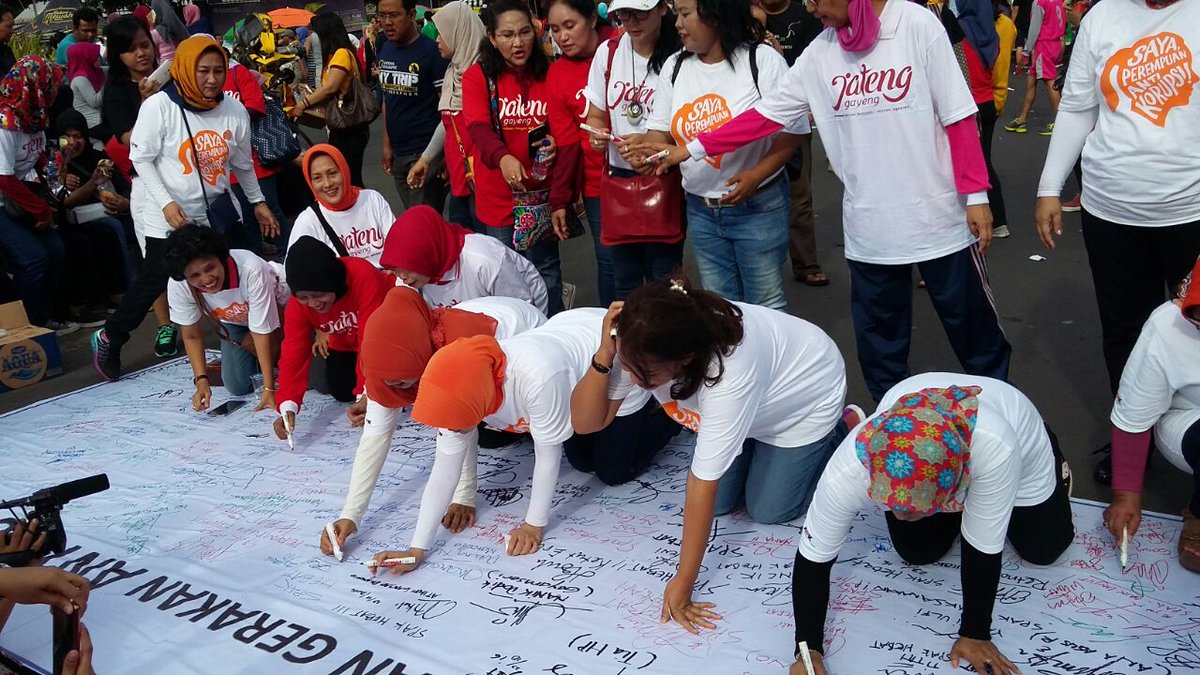 Sinoeng69's tweet photo. Ibu GubJateng Atiqoh @ganjarpranowo di CarFreeDay @simpanglima_smg "SayaPerempuanAntiKorupsi" (SPAK) @KotaSMG @KPK_RI @bpkri @BPKPgoid https://t.co/EaTXMVcm4h