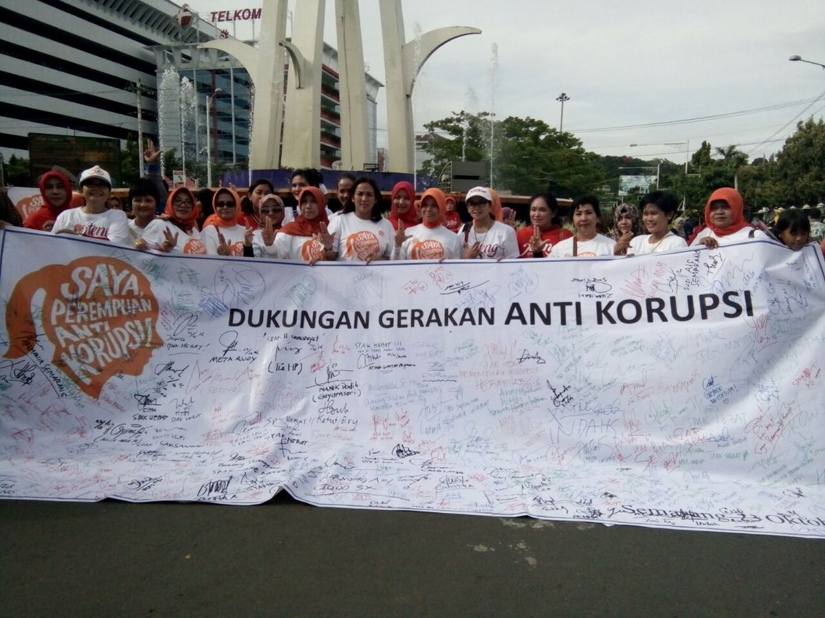 Sinoeng69's tweet photo. Ibu GubJateng Atiqoh @ganjarpranowo di CarFreeDay @simpanglima_smg "SayaPerempuanAntiKorupsi" (SPAK) @KotaSMG @KPK_RI @bpkri @BPKPgoid https://t.co/EaTXMVcm4h