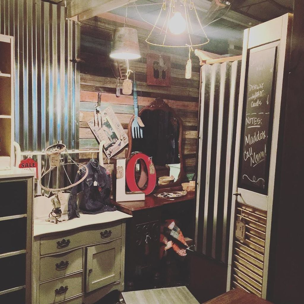 RustandRosesTx's tweet photo. #rustandrosesabilenetx #texas #abilene #repurposedlighting #nightime #zzz #vintagelife #ab… https://t.co/86FmqFxFRY https://t.co/Z9wuu6mp8K