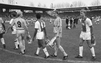 XXLBoek's tweet photo. De jaren 80 in het @XXLBoek: Spelers van @Ajax en @Feyenoord vragen aandacht voor de actiedag tegen voetbalvandalisme. #feyaja #deklassieker https://t.co/Z7U2SNC4OU