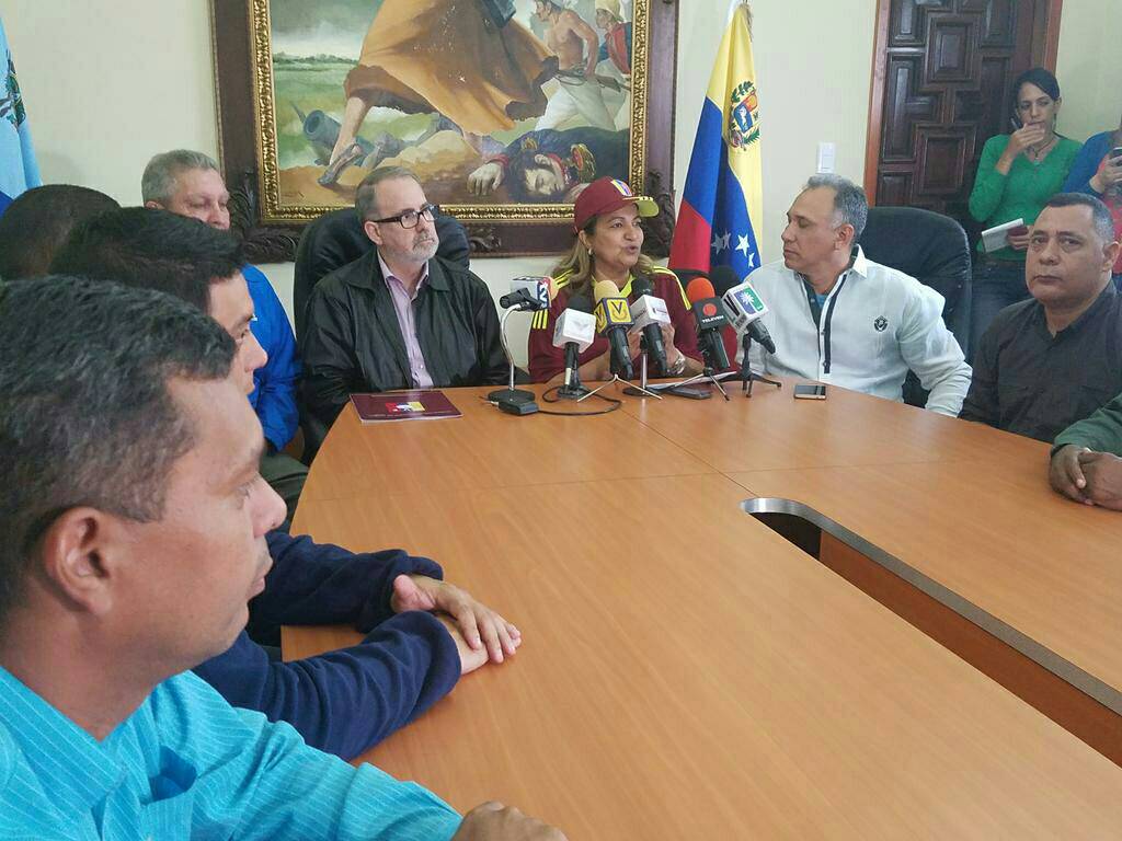 MatBolivariana's tweet photo. Alc @wilfredoordazt  junto a @yelitzePSUV_  con  Laureano Gonzalez Pdte de la .@FVF_Oficial  presentación oficial  del juego d la #Vinotinto https://t.co/lF0U1kfoZP