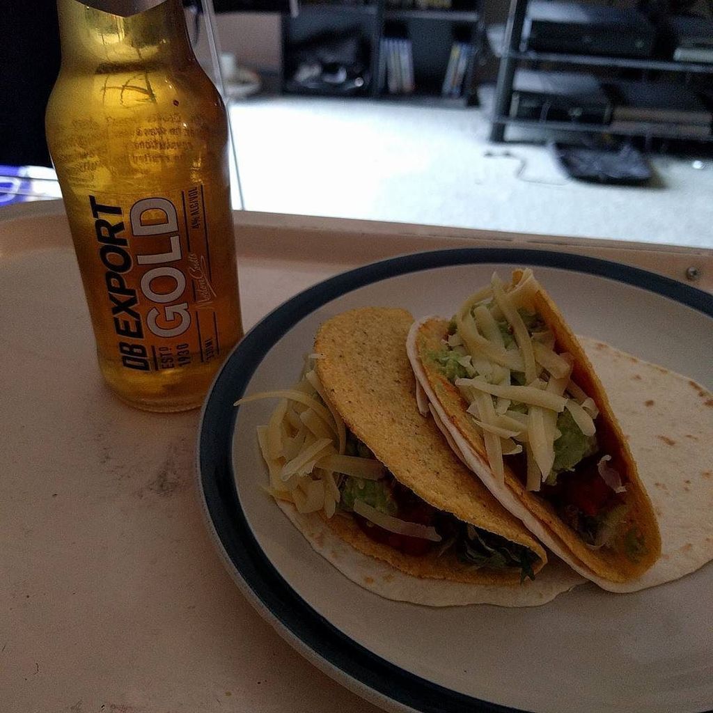 pinkolliphant's tweet photo. tacos and beer. perfect Sunday night of a long weekend. #seconds #tacos #exportgold https://t.co/ZrNP3S9P8Z https://t.co/tvN4aOW6vB