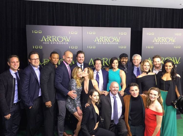 ColtonSourceFR's tweet photo. #PHOTOS Colton et le cast à la soirée célébrant les 100 épisodes de Arrow hier soir. #3 https://t.co/2ME10ErBBL