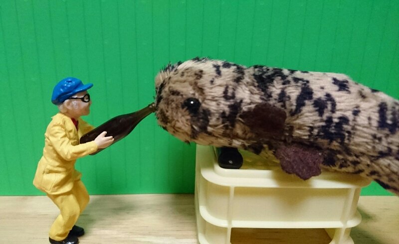 hitode_74's tweet photo. ムツゴ◯ウさんとオオサンショウウオ(改２) https://t.co/jjpygiabs4