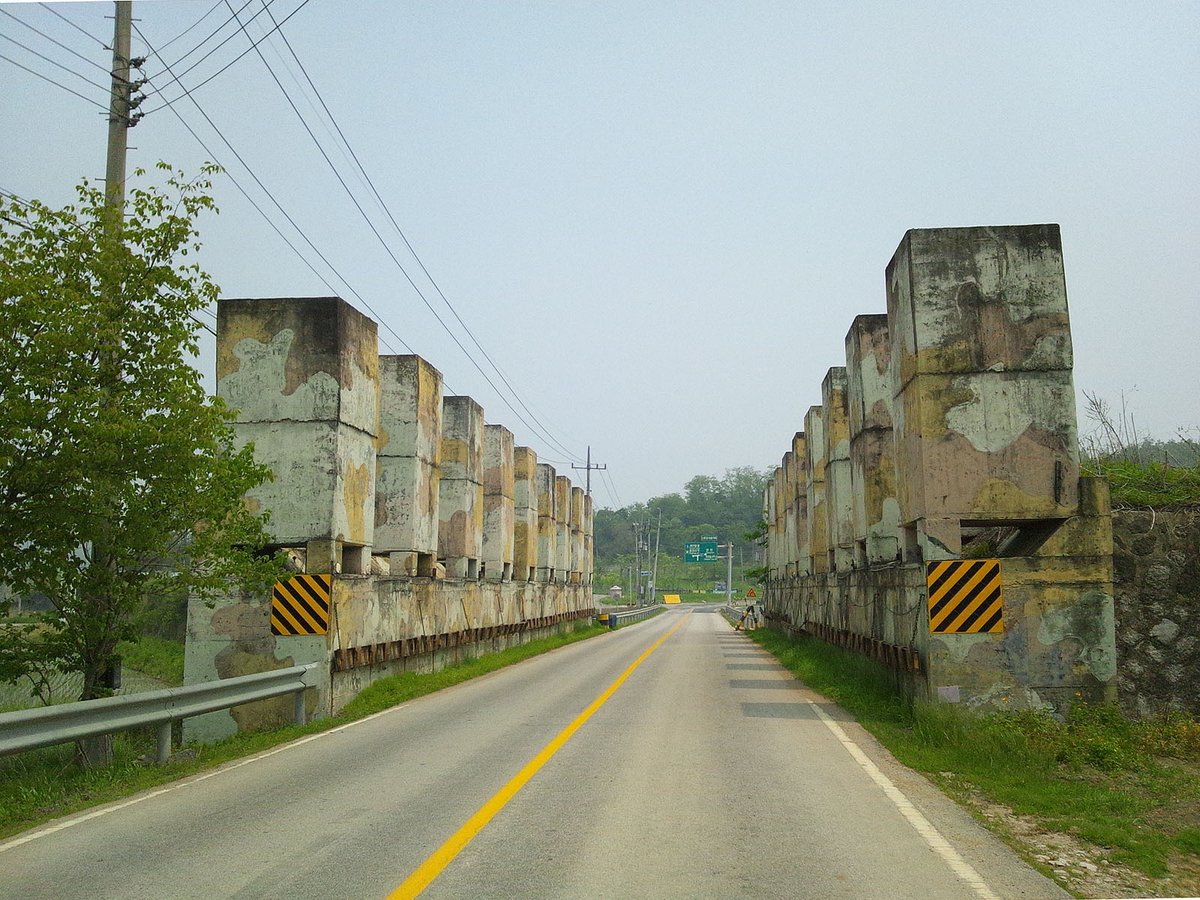せき のりかず 労働党舎すぐの道路沿い そそり立つのは巨大なコンクリートブロック 有事の際はブロックを道路 に落とし 敵軍の侵入 進出を防ぐものです そして 道路は有刺鉄線で囲われてゆき 赤い三角の札が揺れます 지뢰 地雷 日本に一番近い せき のりかず 労働党舎すぐの道路沿い そそり立つのは巨大なコンクリートブロック 有事の際はブロックを道路 に落とし 敵軍の侵入 進出を防ぐものです そして 道路は有刺鉄線で囲われてゆき 赤い三角の札が揺れます 지뢰 地雷 日本に一番近い