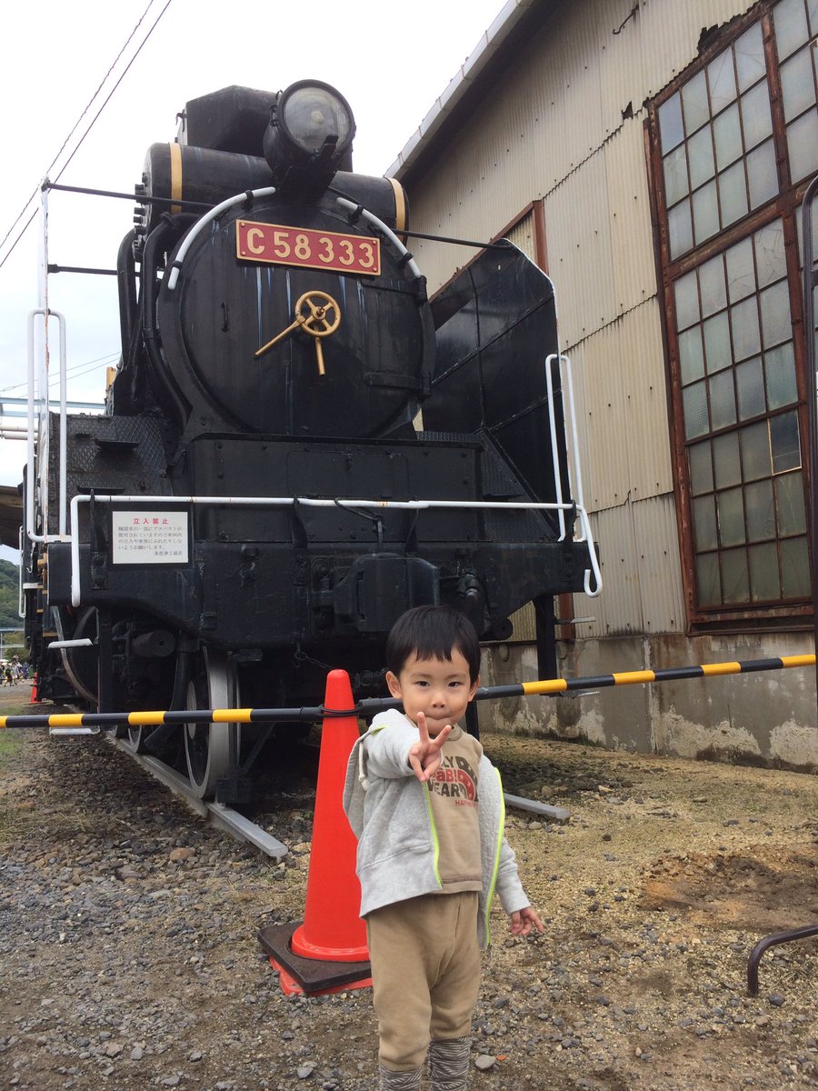 JR四国の、きしゃぽっぽ祭りにきてます。
間近で見るアンパン列車に大興奮の様子^_^ 大人も一緒に楽しめていいね♫