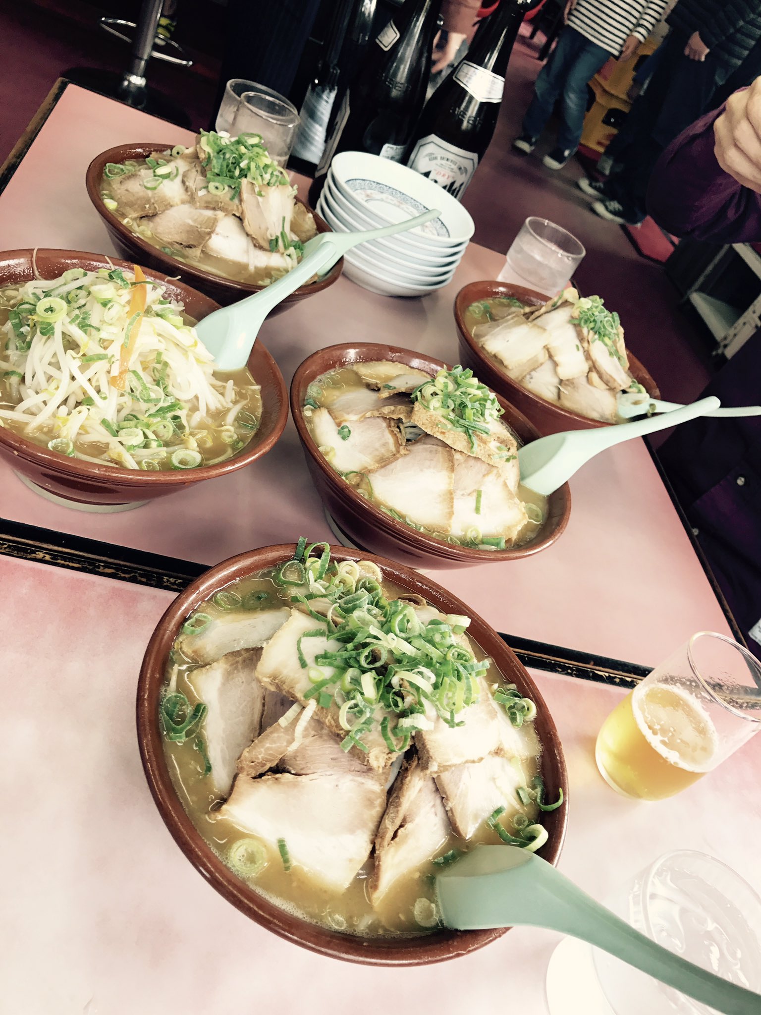 松山洋 サイバーコネクトツー On Twitter で お昼ご飯は名島にある ラーメン一楽 へ Naruto に登場する 一楽 のモデルになったお店です 店主のテウチさんとアヤメちゃんにもご挨拶 もちろん頂いたのは 一楽のミソチャーシュー です ええ ナルトの大好物です