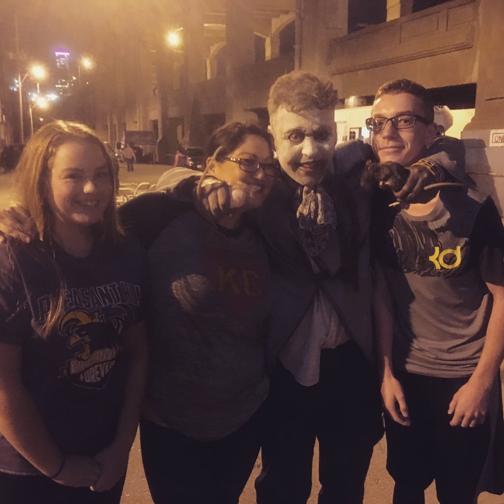 lovechroniclife's tweet photo. Yes, you really can go home again! LOL!!!!
The OLD #EdgeOfHell crew with my family. #KC #Traditions #Halloween #RatMan https://t.co/Sb64udzujo