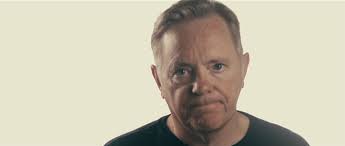 ElDeCreativo's tweet photo. Bernard Sumner cada día se parece más a Chabelo. https://t.co/BLzrtgMWBr