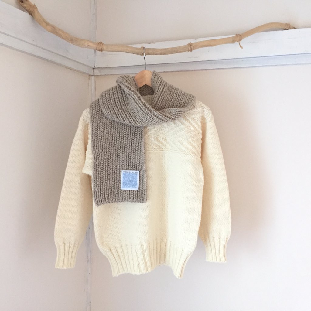 KesennumaKnit's tweet photo. 生成りのエチュードとオートミールのマフラー。冷たい風が吹く日でも、襟元に巻いたマフラーにすっぽり顔をうずめたら木枯らしも平気で歩けそうです。 https://t.co/faQzfe84uX