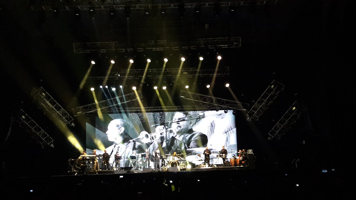 rarat100's tweet photo. Esta noche #RubenBlades rindió homenaje a todos los grandes en Lima #AllAccess2016 https://t.co/XrBmnyihHu